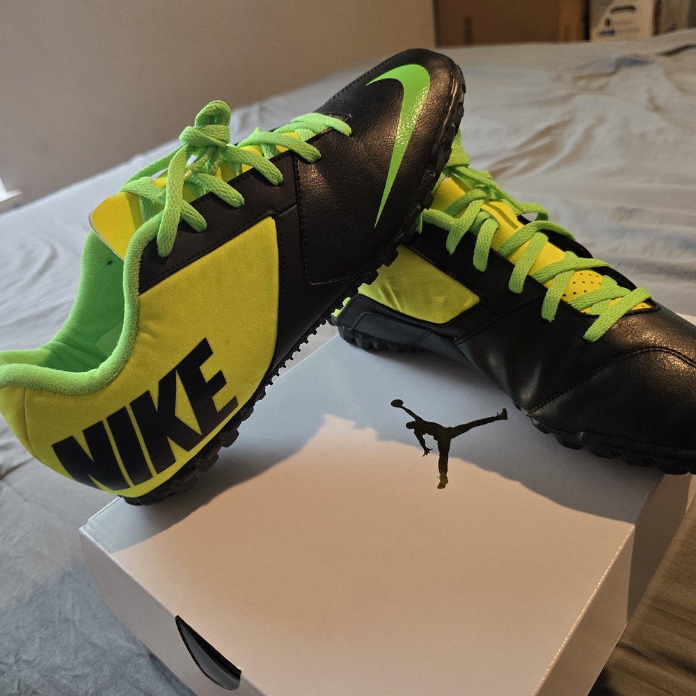 NIKE Bomba II JR AG TF YOUTH 580443-037 Black/Volt Soccer Cleats  size 8.5